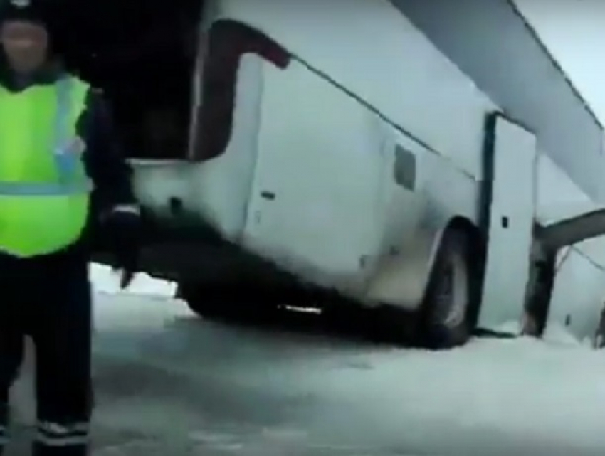 25 пассажиров автобуса «Астрахань - Кисловодск» после ДТП доставили в сельскую школу на Ставрополье
