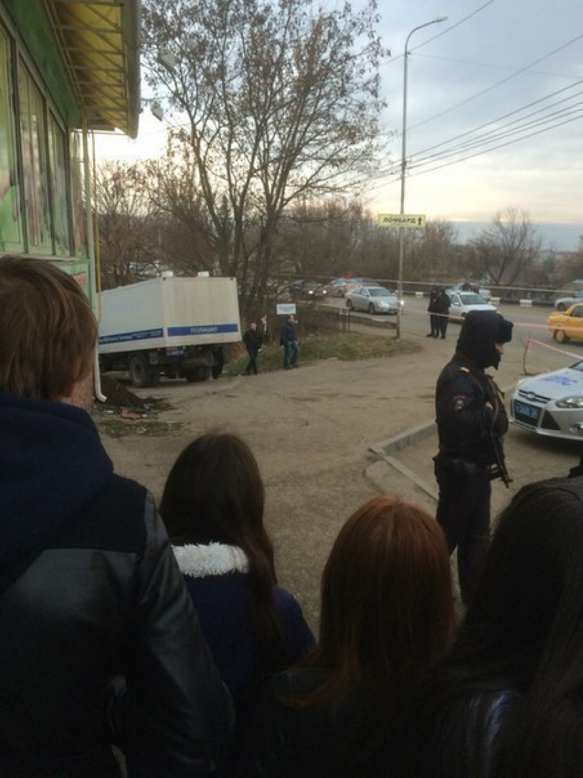 В Кисловодске толпа окружила признавшегося в убийстве Артема Акопяна во время следственного эксперимента 