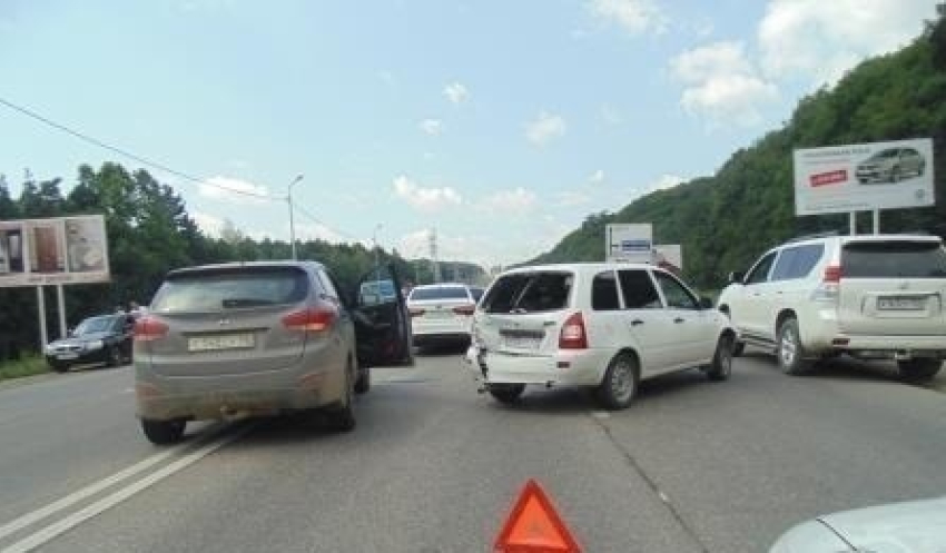 Жители КМВ опоздали на работу из-за аварии с шестью авто