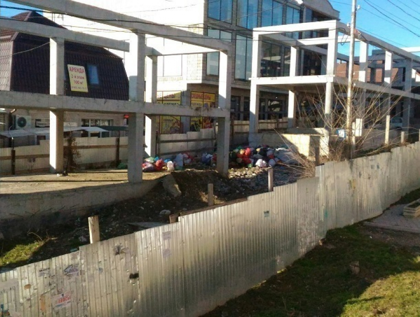 "Замороженная» стройка в центре Пятигорска мешает жителям 