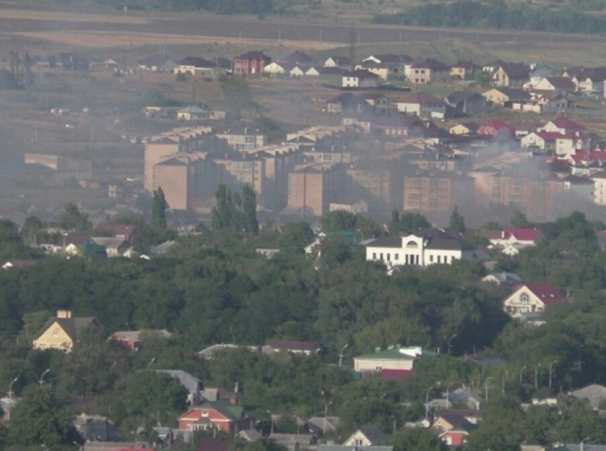 Микрорайон «Радуга» охватил смог и огонь в Ставрополе 