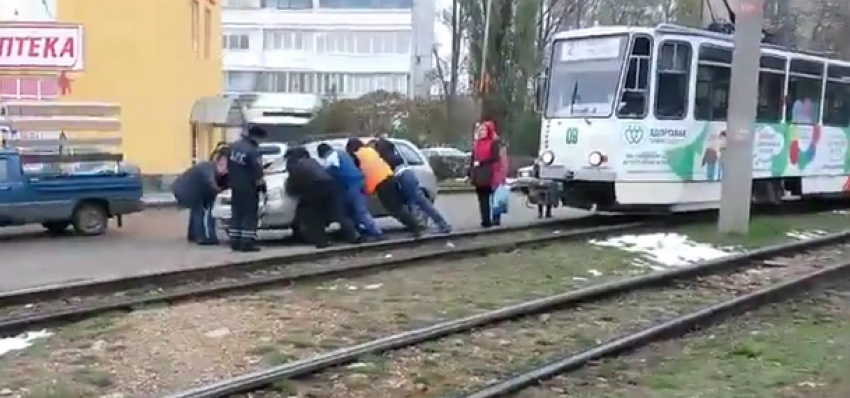 Пассажиры трамвая вручную двигали машину нарушителя правил парковки в Пятигорске