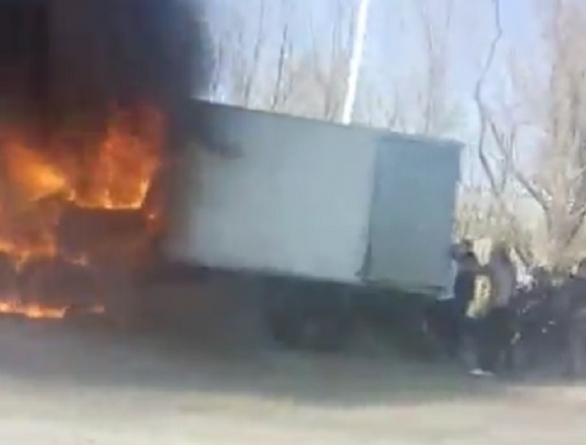 Вспыхнувший грузовик срочно разгружали прохожие на улице в Ставрополе