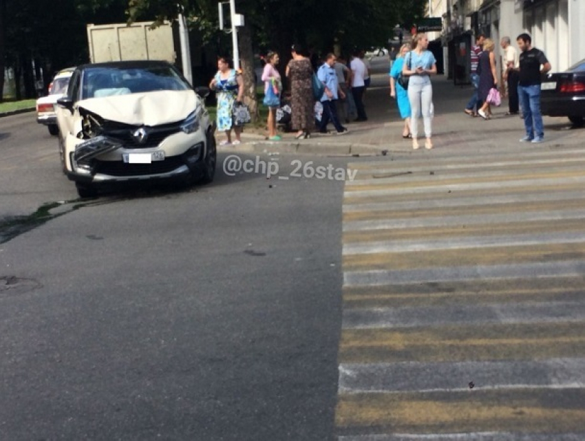 Черный «Мерседес» отбросило к стене после ДТП с белым внедорожником в Ставрополе