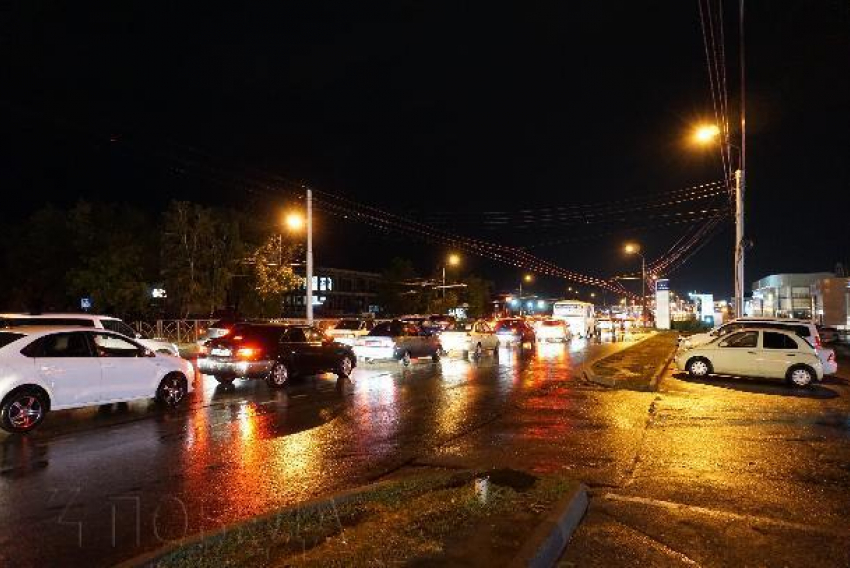 Из-за сильного ливня машины «плыли» по улицам Ставрополя