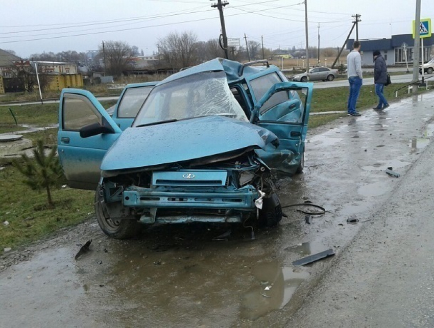 Водитель и пассажир погибли в страшном столкновении ВАЗ-2111 с КамАЗом под Ставрополем