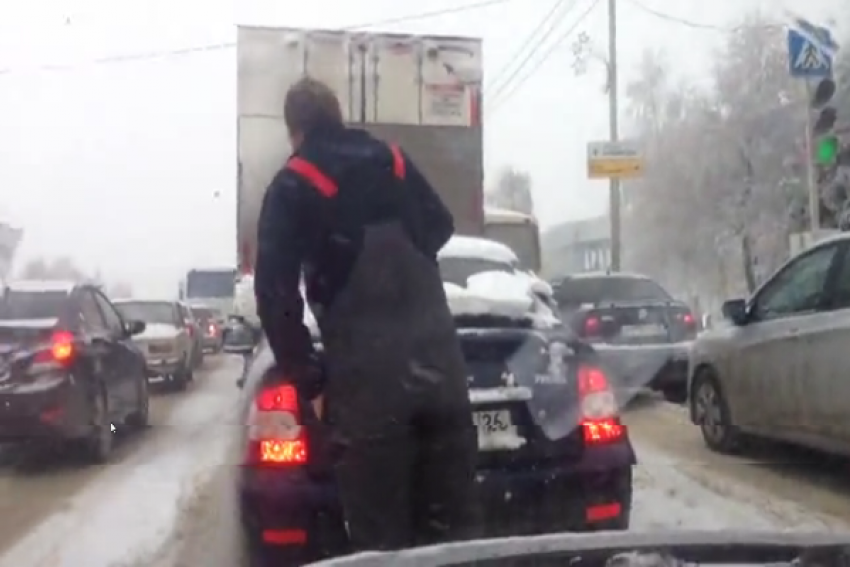 Видео чистки ставропольцем чужого автомобиля от снега взорвало интернет