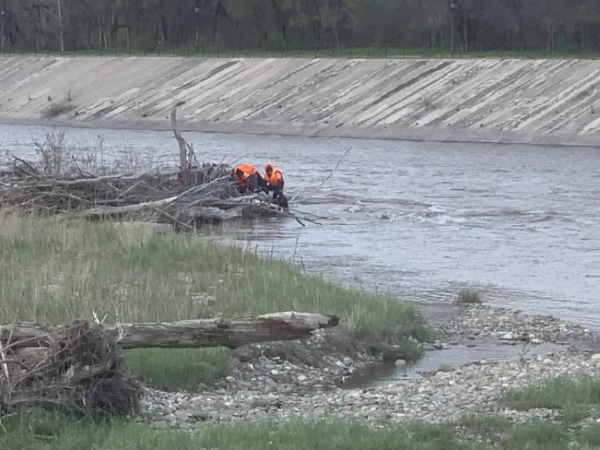 Женщину после ее падения в воду спасли на реке Кубань в Невинномысске 