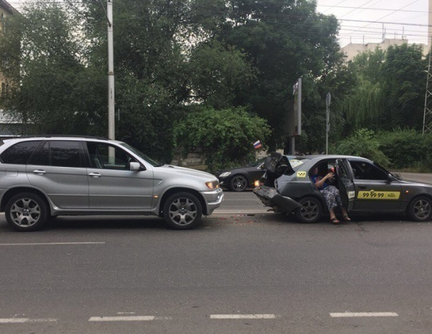 Разворотивший «Акценту» багажник BMW X5 даже не помял бампер в курьезном ДТП в Ставрополе