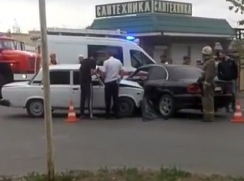 Мужчина пострадал в серьезном столкновении двух машин на перекрестке в Кисловодске 