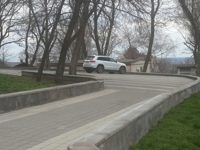 Автохам на белом джипе припарковал авто в пешеходной зоне на Крепостной горе