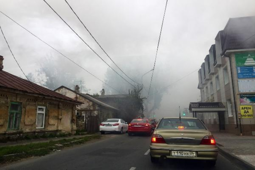 Жилой дом загорелся в центре Ставрополя