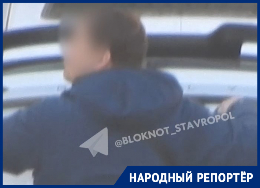 Неизвестные в Ставрополе поменяли номера машины за 3 секунды: видео