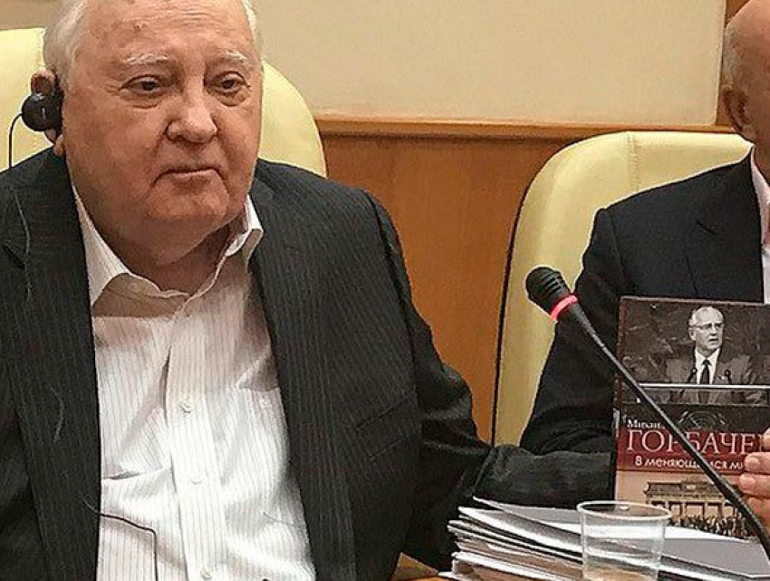 Михаил Горбачев полюбовался ножками ставропольчанки и удивился, что его не любят