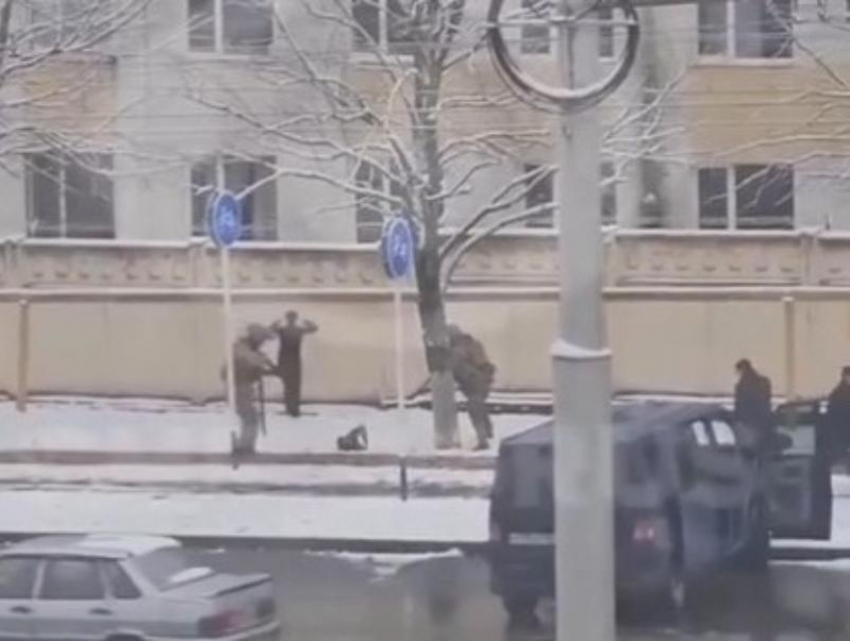 Подорвать машину офицера Минобороны РФ планировала 18-летняя девушка в Ставрополе: видео с задержания 