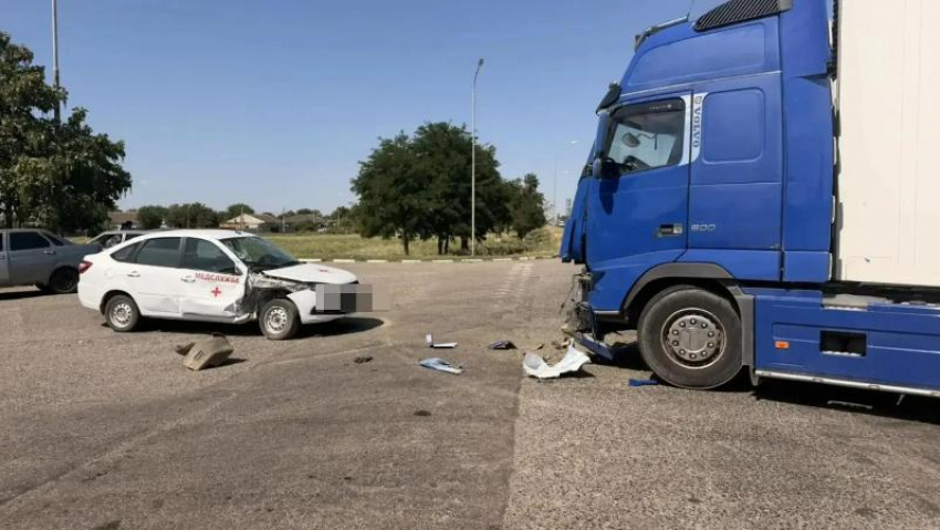 В ДТП с КАМАЗом и машиной скорой помощи на Ставрополье погиб 19-летний пациент