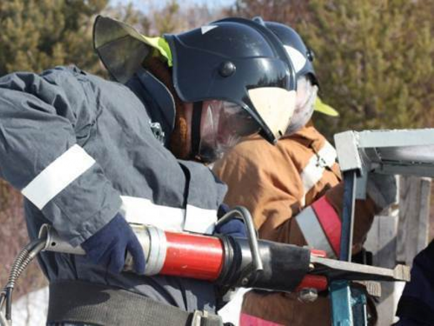 Спасатели на Ставрополье достали тело женщины из искореженного автомобиля