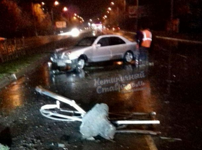 Мужчина на иномарке снес ограждение на перекрестке в Ставрополе