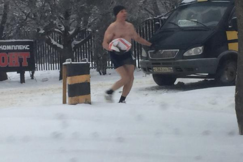 Бегающий по морозу полуголый мужчина смущал прохожих в Ставрополе