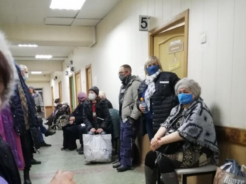 Порядковый номер 140: жители Михайловска жалуются на бешеные очереди к врачам