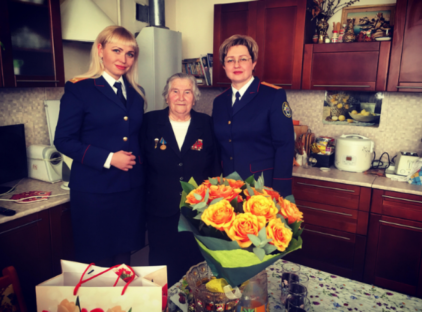 Ветерана ВОВ сотрудники СУ СКР по Ставрополью поздравили с наступающим 8 марта