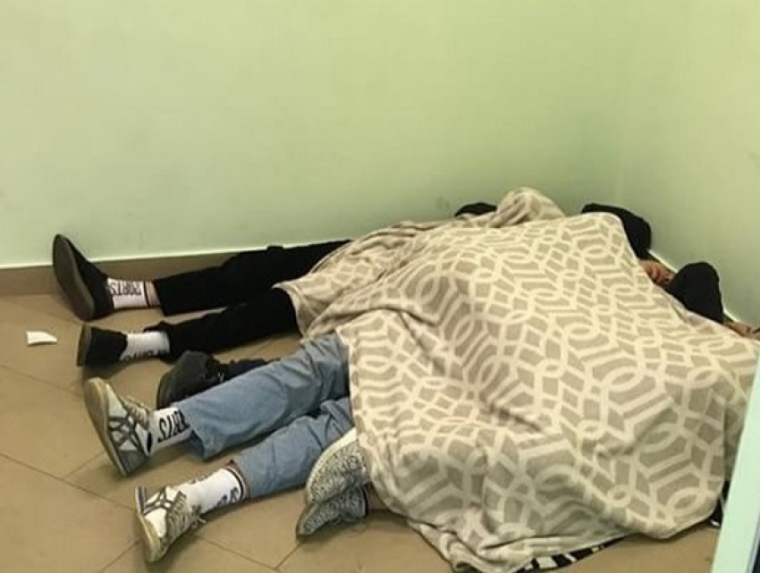 Трое молодых людей в белых носках устроили ночлег в одном из отделений Сбербанка в Пятигорске