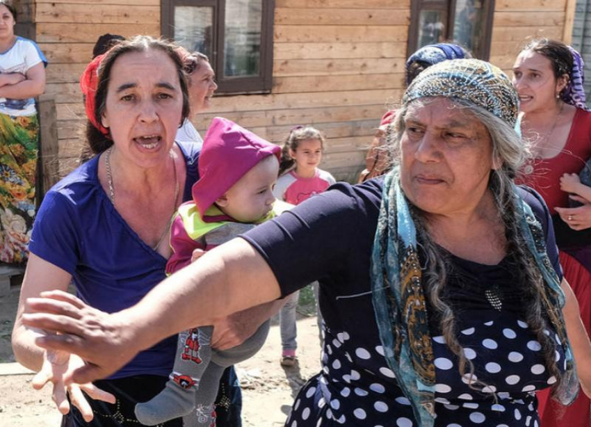«Семья из 20 человек умирает от голода» — ставропольские цыгане о жестких мерах изоляции