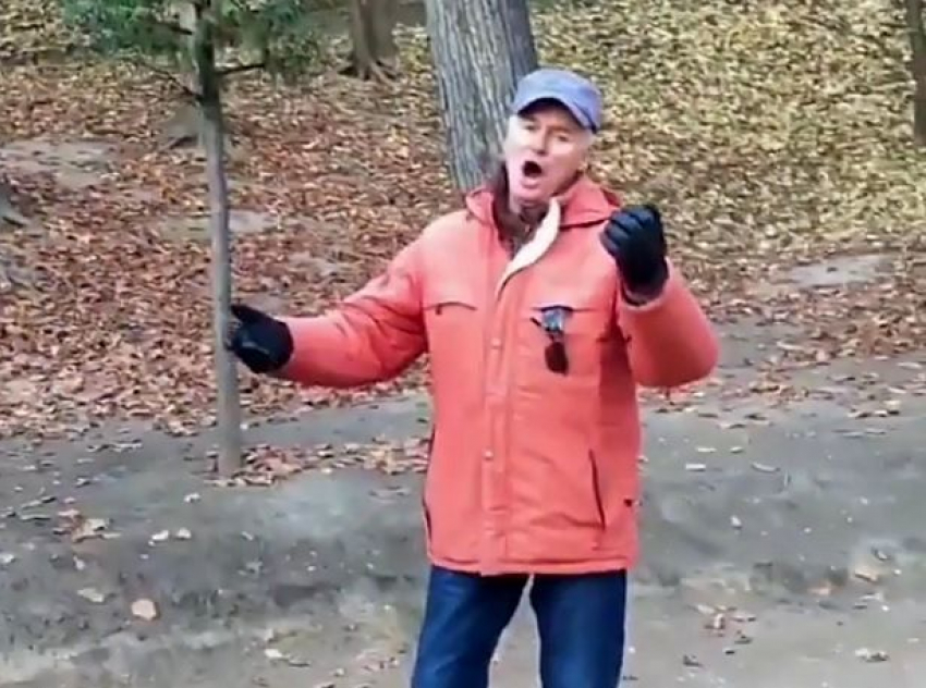 Задорным исполнением известной народной песни порадовал мужчина прохожих в парке Кисловодска