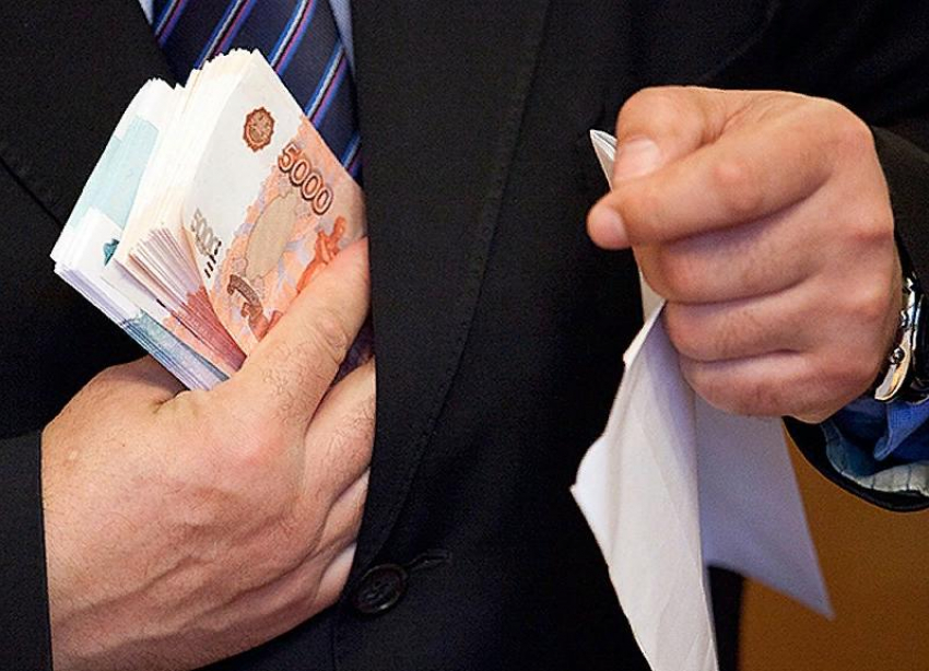 Гендиректора буденновского энергосбыта осудят из-за взяток в полмиллиона рублей