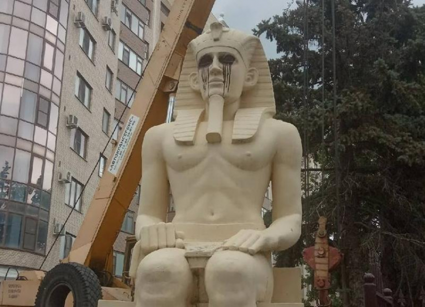 Скульптуру фараона облили краской возле института дружбы народов в Ставрополе