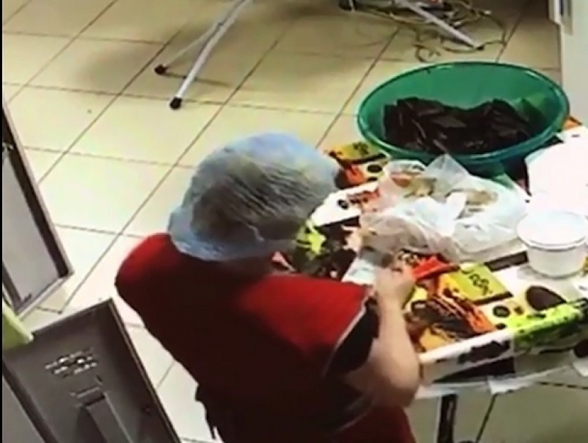 Алчная работница ресторана «обчистила» кошелек своего коллеги на рабочем месте в Ессентуках и попала на видео