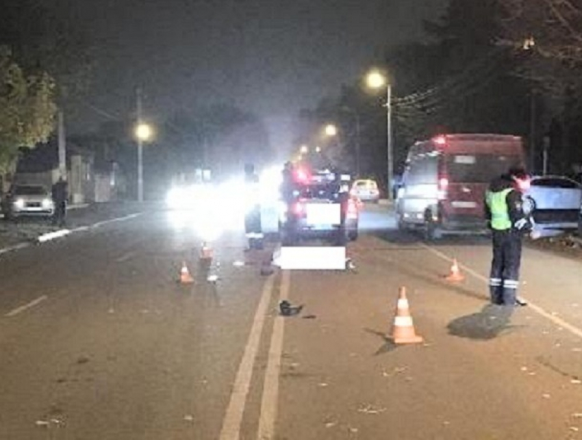 Шедшего по обочине пешехода отбросило под колеса встречного автомобиля после наезда иномарки на Ставрополье
