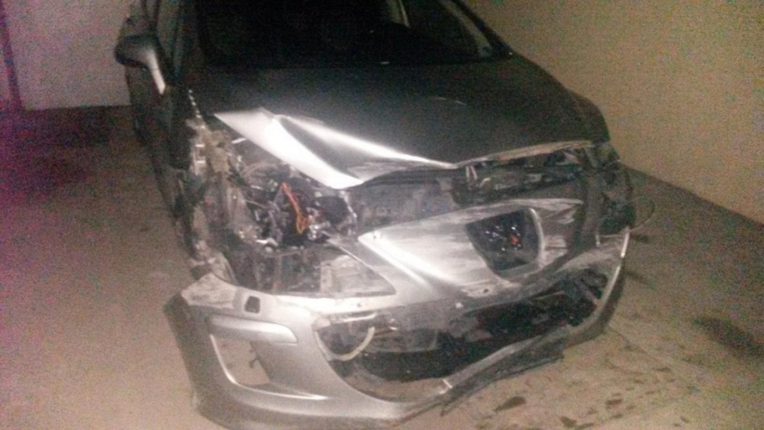 Автоледи на высокой скорости врезалась в металлический отбойник на трассе Ставрополья