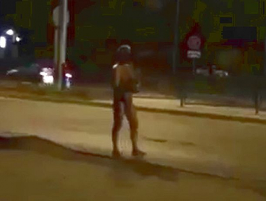 Мужчина в одних трусах громко праздновал день ВДВ в центре Пятигорска и попал на видео, а затем в полицию