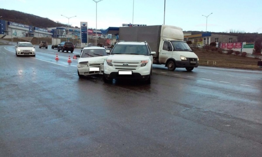 Под Пятигорском столкнулись кроссовер «Форд» и ВАЗ 2114: пострадала девушка