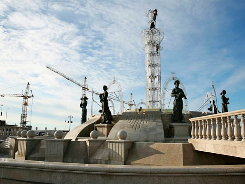 Свето-музыкальный фонтан на площади князя Владимира готовят к зиме в Ставрополе