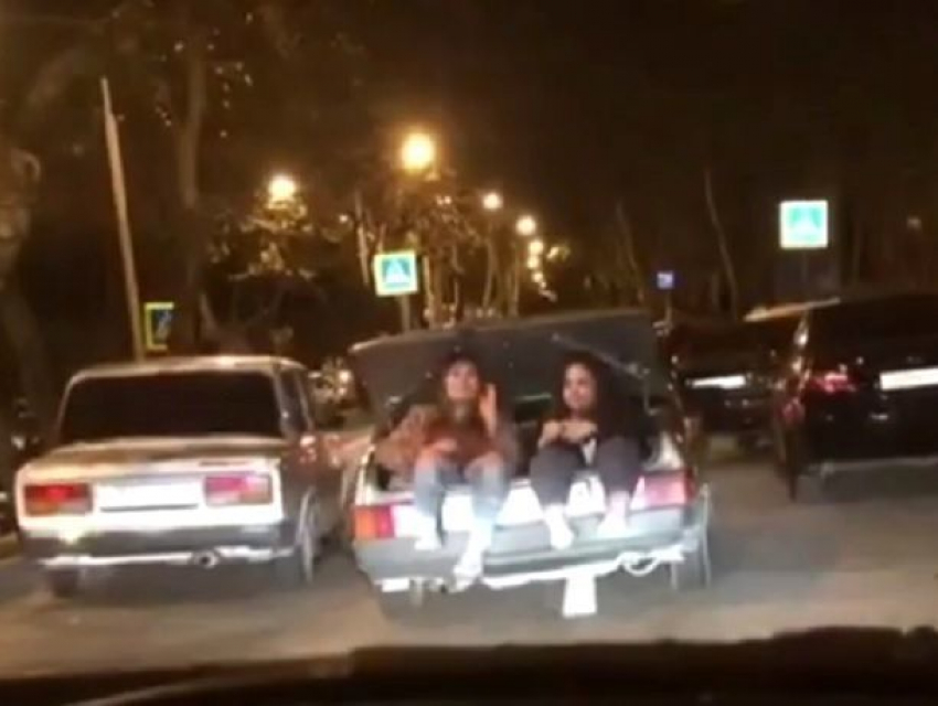 Экстремальные развлечения двух девушек в багажнике попали на видео в Пятигорске