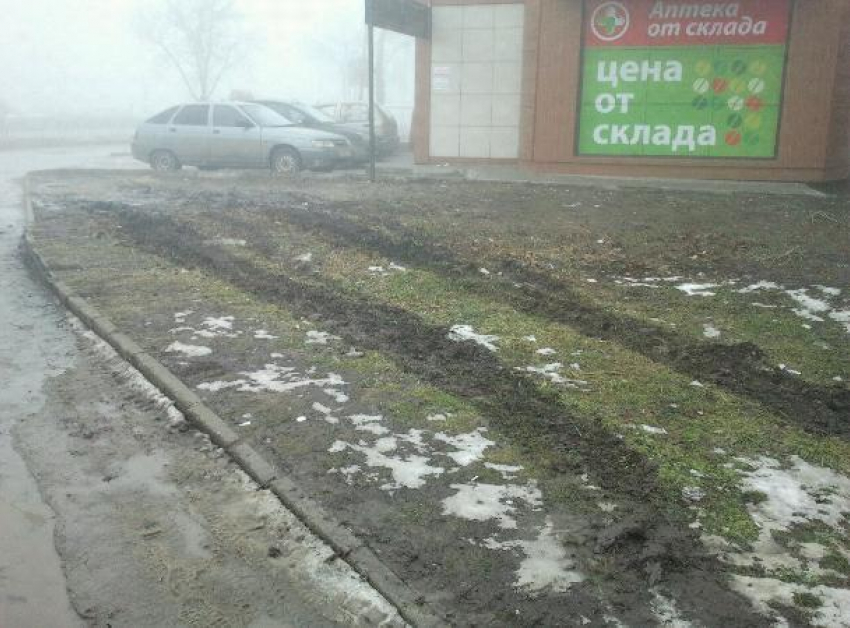 Тротуары и газоны сквера автомобилисты превратили в место для разворотов в Ставрополе