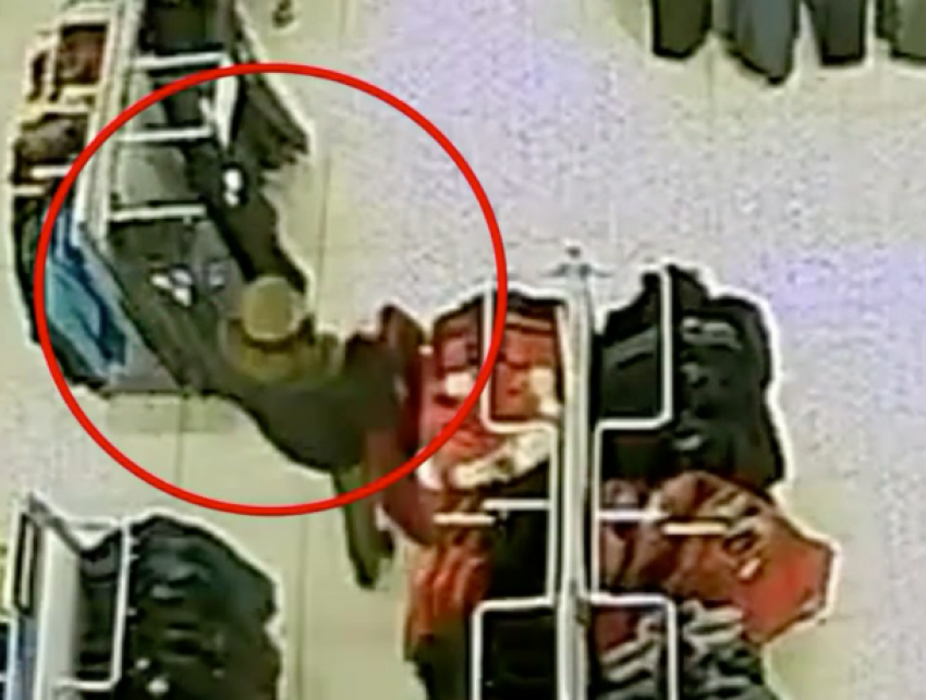 23-летний мужчина ловко украл куртку из магазина и попал на видео в Пятигорске