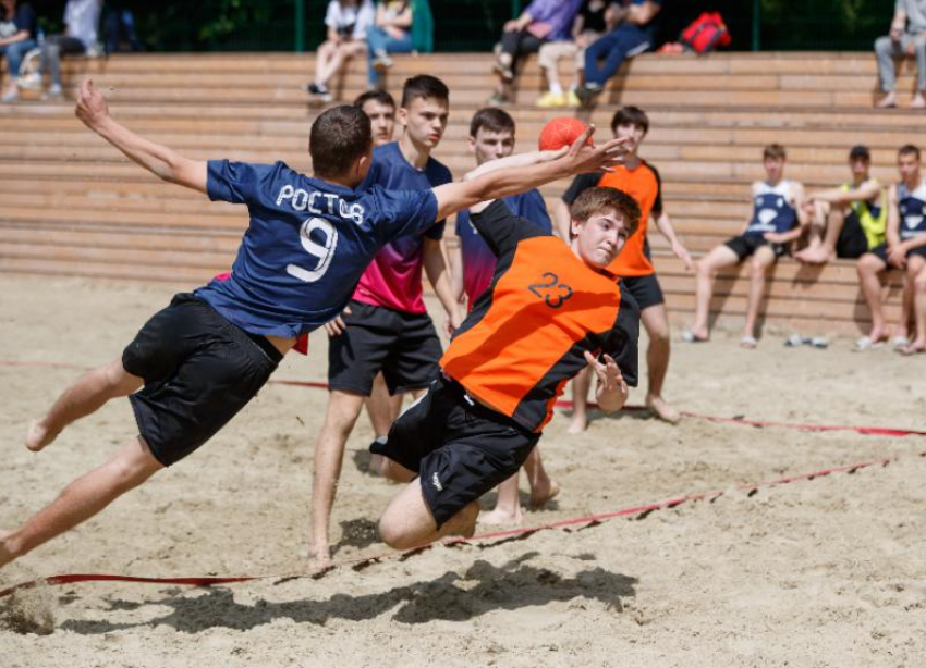 Родной песок помог: ставропольские юноши выиграли первенство России по пляжному гандболу 