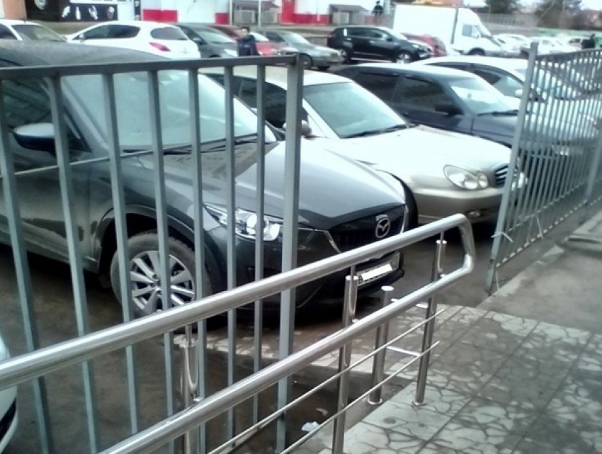 «Паркуюсь, как хочу»: автохам на «Мазде» перекрыл проход для инвалидов в Ставрополе 