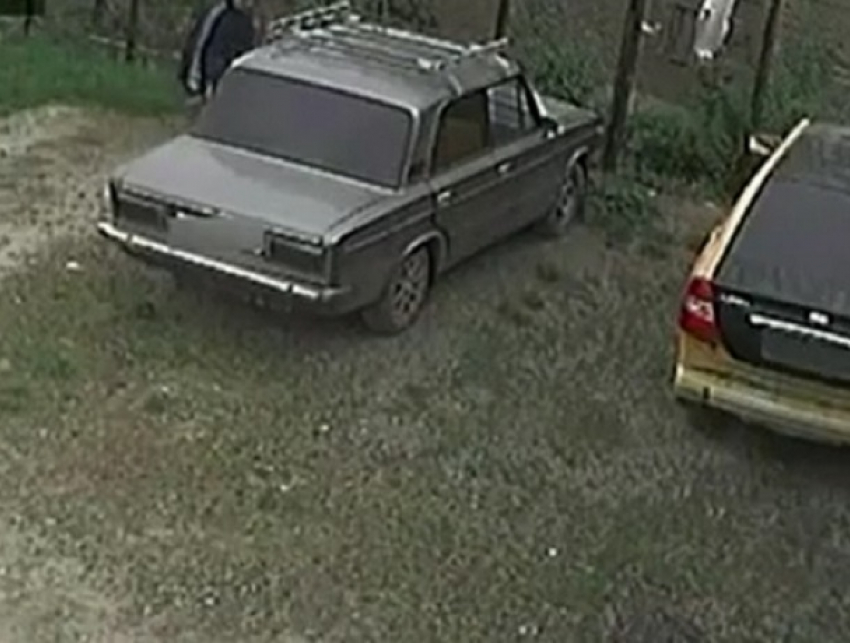 Неудачные попытки угонщика разбить стекло ВАЗа в Невинномысске попали на видео
