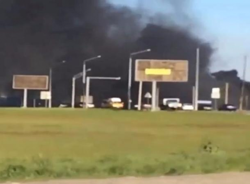 Затмившие небо клубы черного едкого дыма обеспокоили очевидцев около Ставрополя