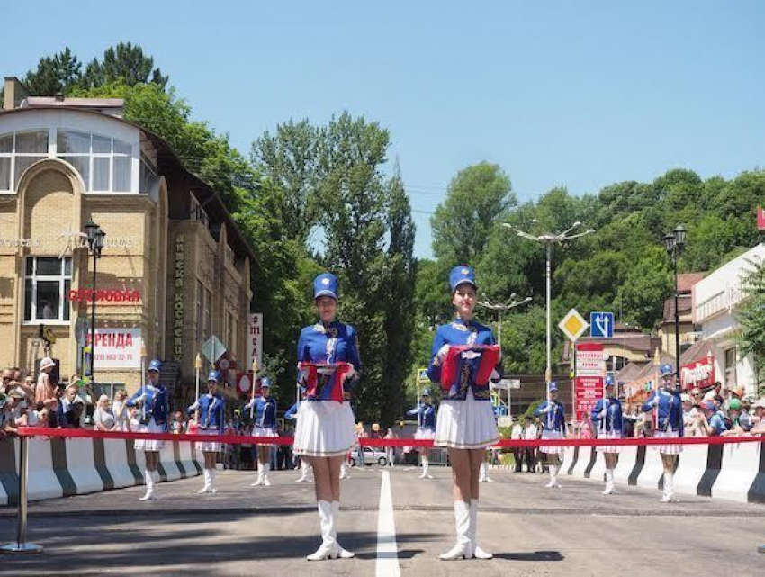 Открытый мост через Ольховку в Кисловодске имеет конструкции, идентичные Керченскому собрату