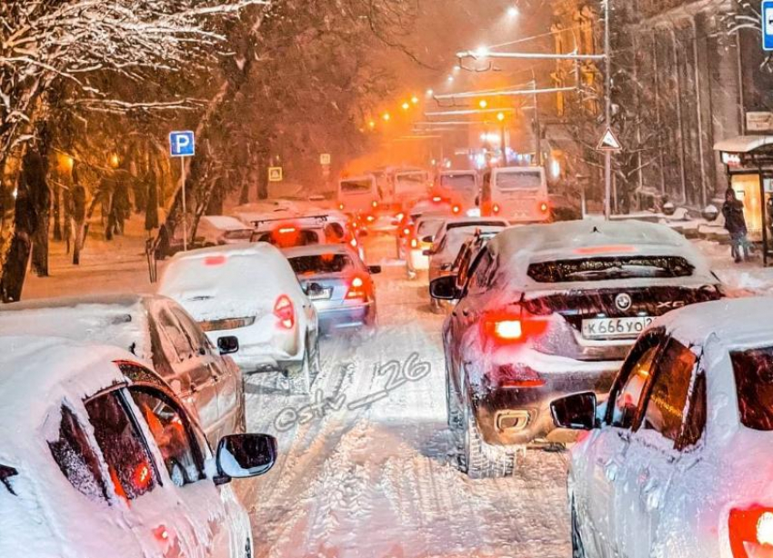Ставропольчане подолгу не могут добраться домой из-за снегопада