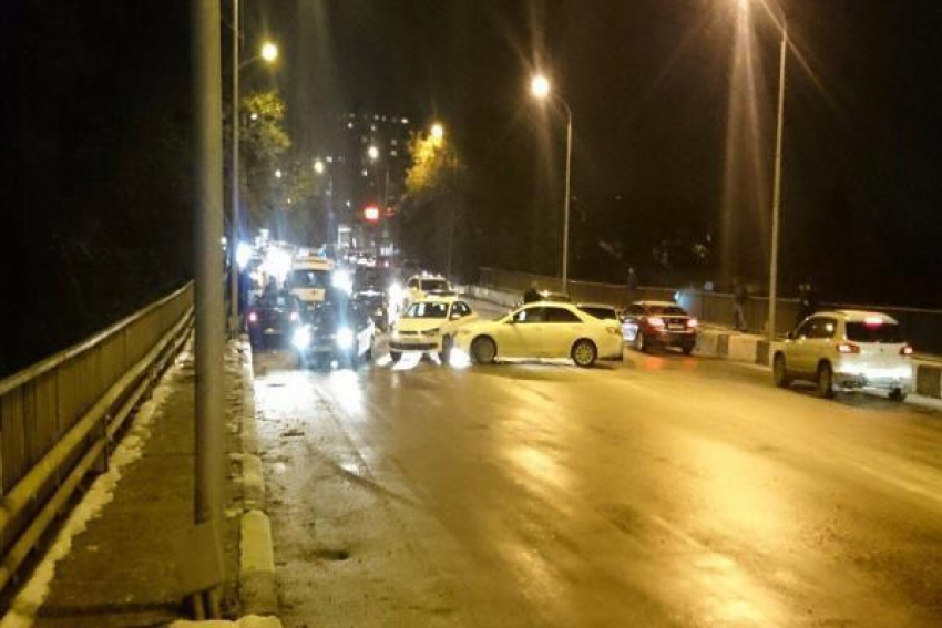 Восемь машин столкнулись на обледеневшем Киринском мосту в Ставрополе