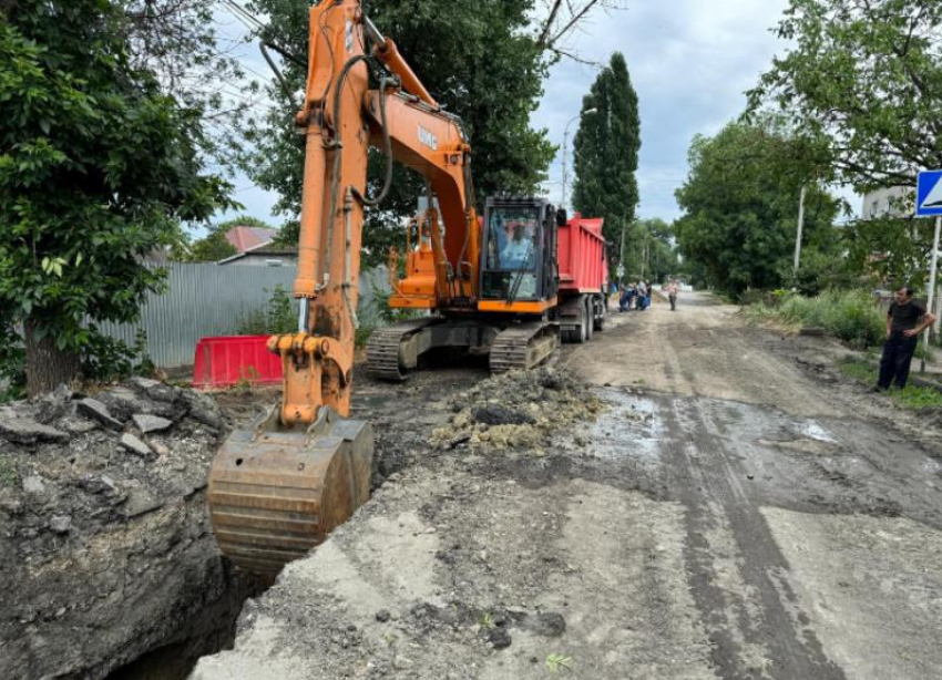 В городе Минеральные Воды начаты работы по капремонту канализационного коллектора