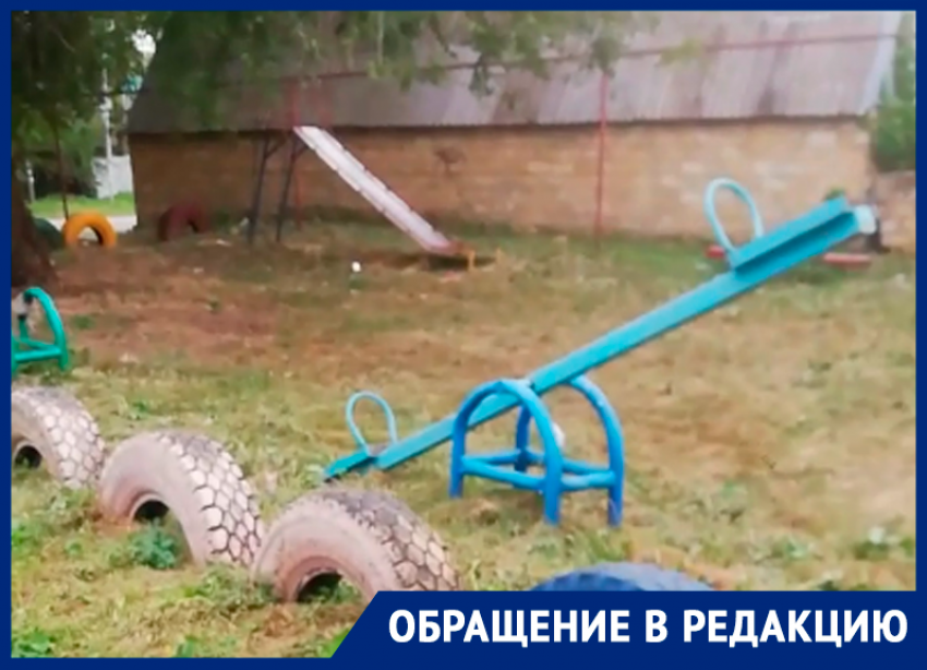 Все для детей: ржавая детская площадка и летающий по ней мусор разозлили родителей на Ставрополье