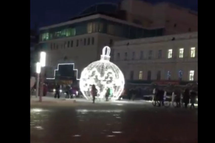 Новогодний арт-объект украсил Александровскую площадь в Ставрополе