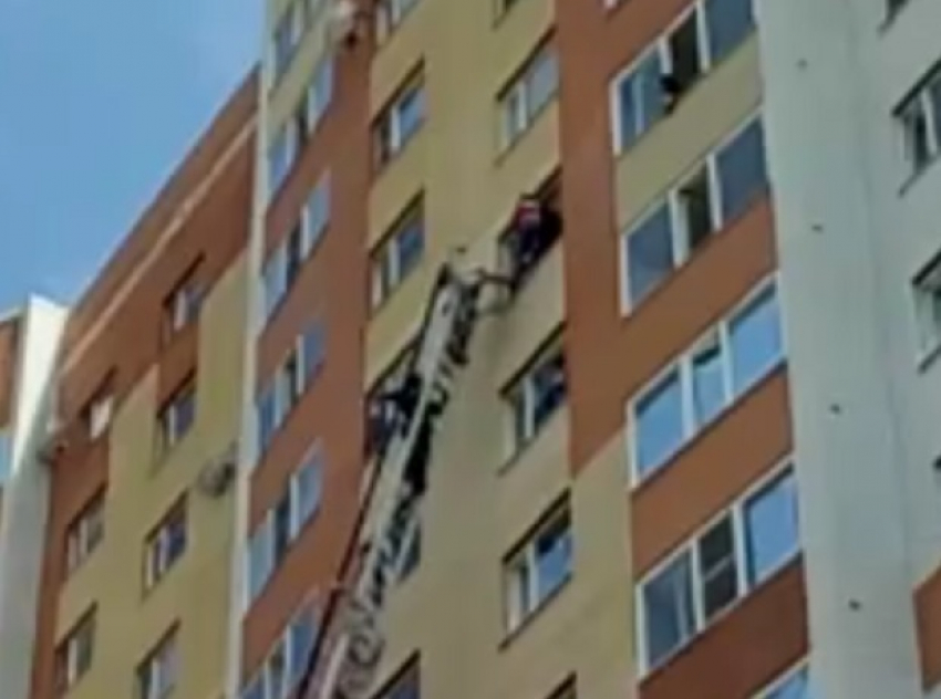 Драматический момент спасения повисшего на окне мужчины попал на видео